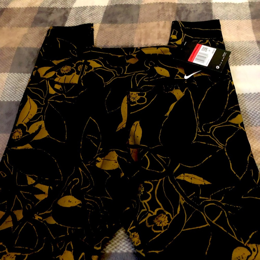 Ladies New With Tags Nike One Leggings